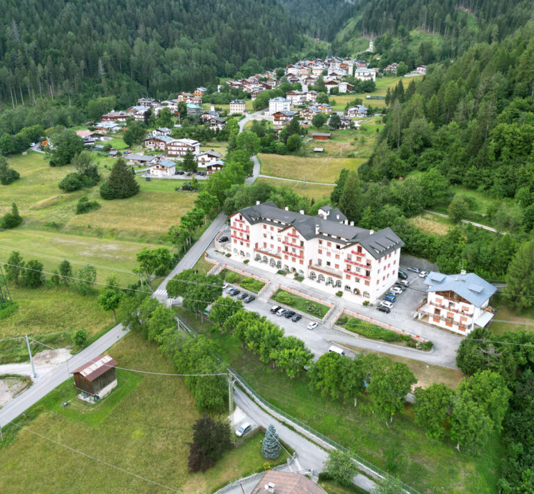 Vista aerea di Nebbiù e la Casa Alpina