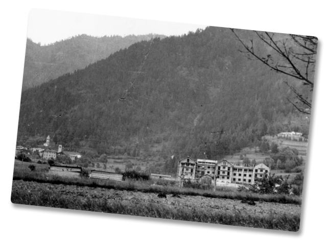 Nebbiù, vista frontale in bianco e nero della Colonia Alpina in costruzione