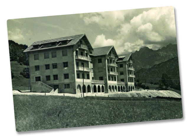 Foto d'epoca raffigurante la Casa Alpina appena costruita
