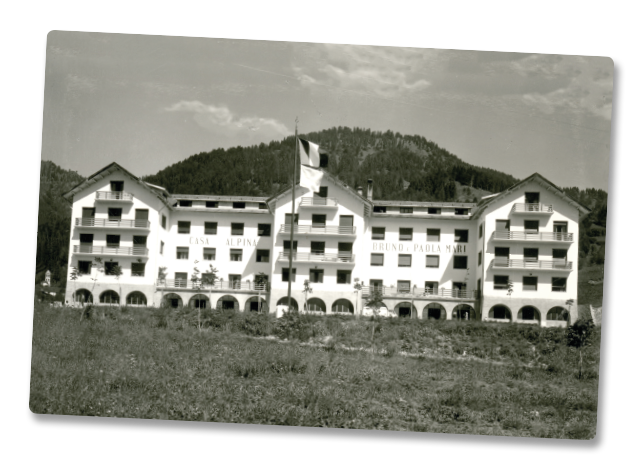 Foto in bianco e nero della Casa Alpina appena inaugurata nel 1952