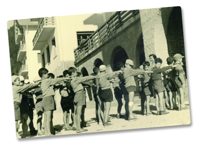 Foto d'epoca con ragazzi in fila indiana in Colonia Alpina