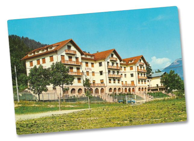 Vista dal fianco sinistro della facciata della Casa Alpina nel 1983