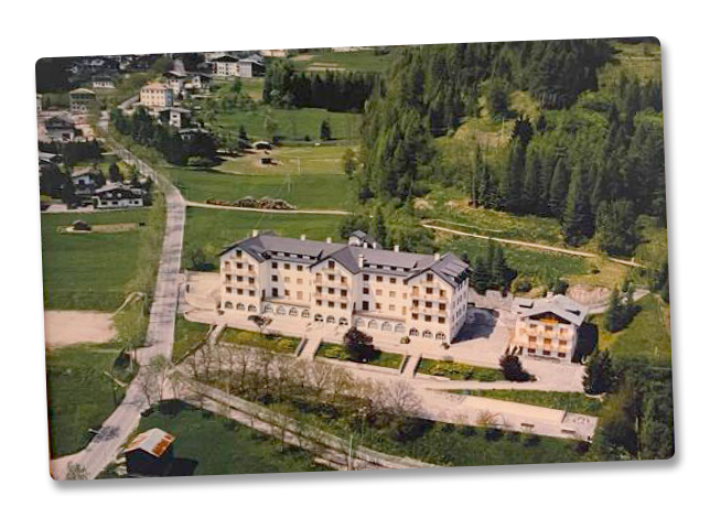 Vista aerea della Casa Alpina Bruno e Paola Mari appena ristrutturata nel 1988