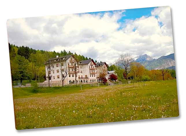 La Casa Alpina vista dal campo di calcio negli anni '90